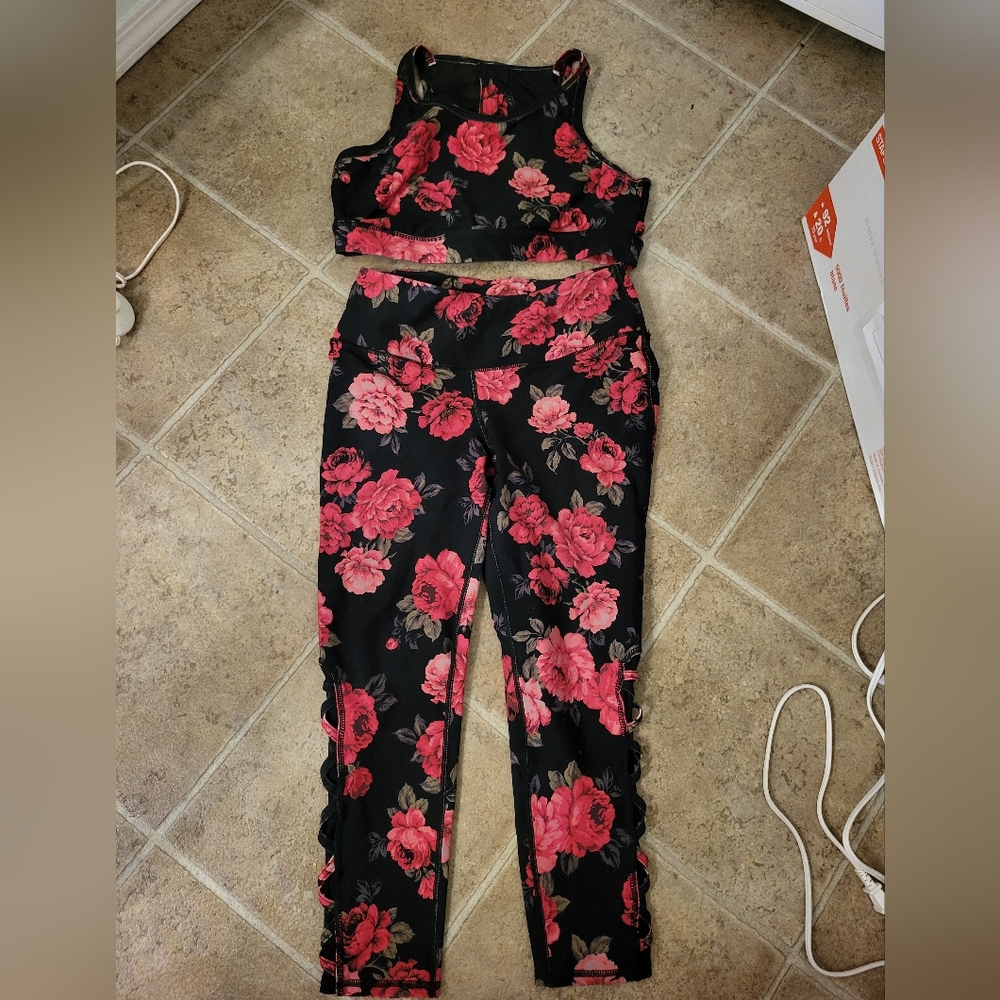 Beautiful Rare Torrid Red Roses workout set activewear would fit Large